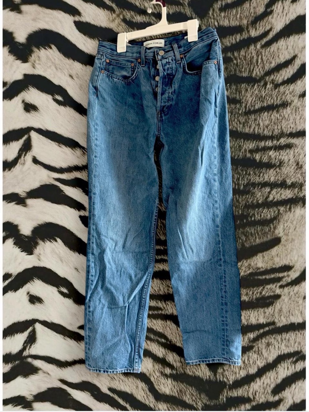 Aritzia Straight Leg Women's Jeans in Medium Blue Denim